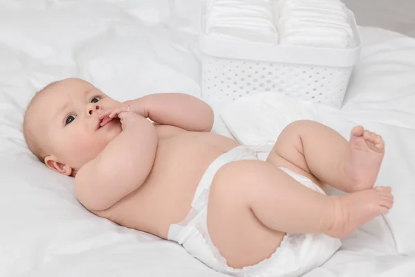 Bebê Bonito Fraldas Cama Branca — Fotografia de Stock