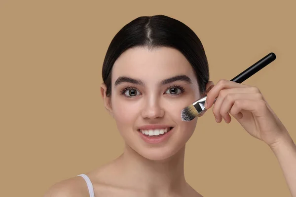 Chica Adolescente Con Cepillo Maquillaje Sobre Fondo Beige — Foto de Stock