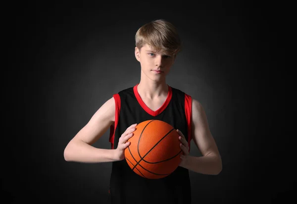 Tonårspojke Med Basket Svart Bakgrund — Stockfoto