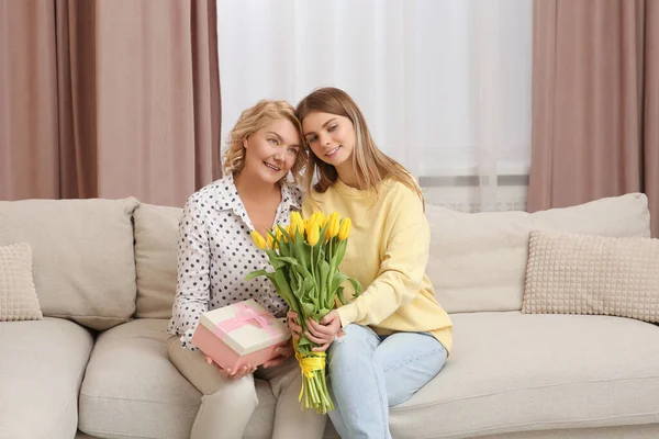Hija Pequeña Felicitando Madre Con Flores Regalos Casa Feliz Día — Foto de Stock
