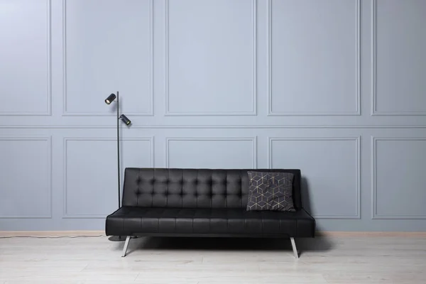 Interior Elegante Quarto Com Sofá Couro Confortável Lâmpada Assoalho — Fotografia de Stock
