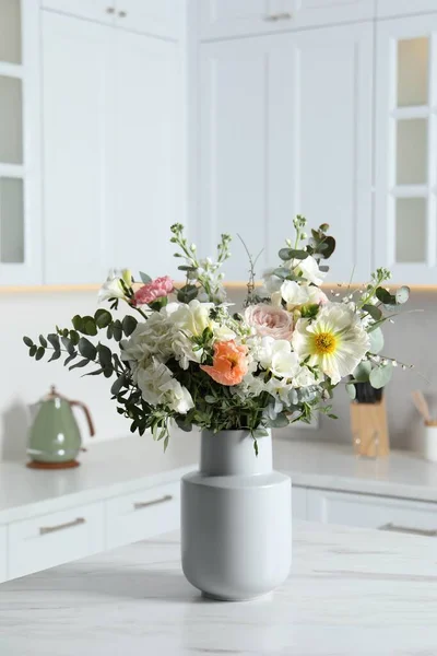 Букет Красивых Цветов Белом Столе Помещении — стоковое фото