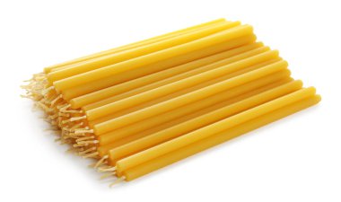 Birçok kilise mumları beyaz üzerine izole edilmiş.