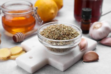 Açık gri masada farklı soğuk algınlığı ilaçları. Öksürük tedavisi