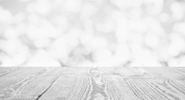 Bulanık arka plana karşı boş tahta yüzey, bokeh etkisi. Tasarım için alanı olan pankart