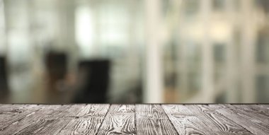 Ofiste boş ahşap masa, afiş. Tasarım için boşluk