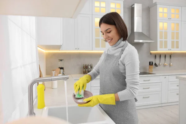 Glückliche Junge Frau Wäscht Teller Über Spüle Moderner Küche — Stockfoto