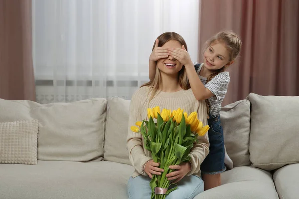 Petite Fille Félicitant Maman Avec Bouquet Tulipes Jaunes Maison Joyeuse — Photo