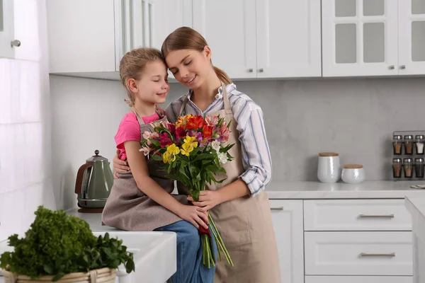 Filhinha Parabenizando Mãe Com Buquê Flores Cozinha Feliz Dia Das — Fotografia de Stock