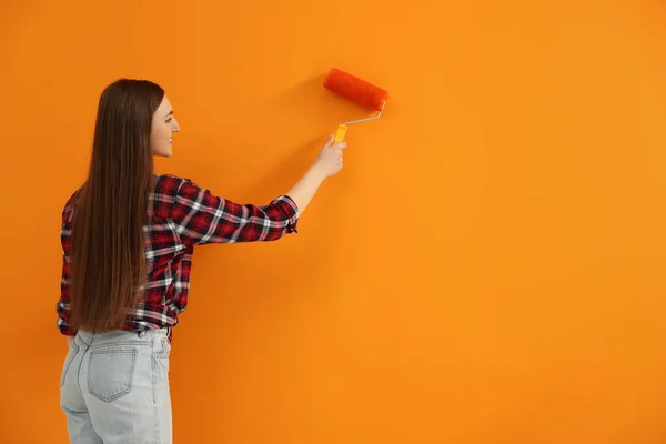 Designer Painting Orange Wall Roller Space Text — Φωτογραφία Αρχείου