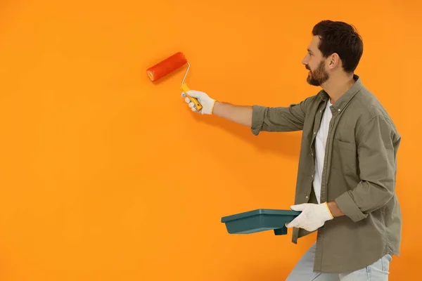 Designer Painting Orange Wall Roller Space Text — Zdjęcie stockowe
