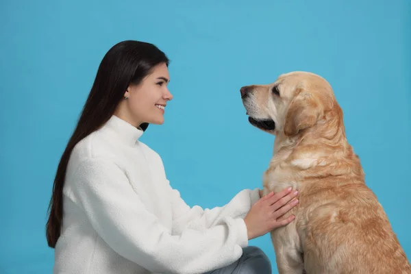 Mulher Feliz Com Bonito Labrador Retriever Fundo Azul Claro — Fotografia de Stock