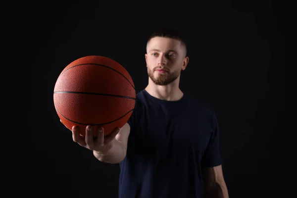 Atletisk Ung Man Med Basket Svart Bakgrund Selektivt Fokus — Stockfoto