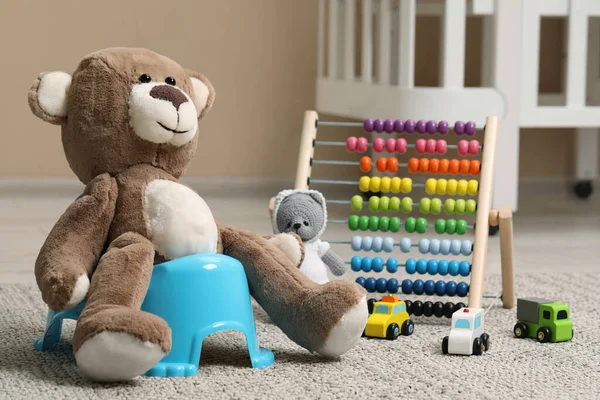 Teddybjörn Ljusblå Babypotta Och Leksaker Rummet Toalettutbildning — Stockfoto