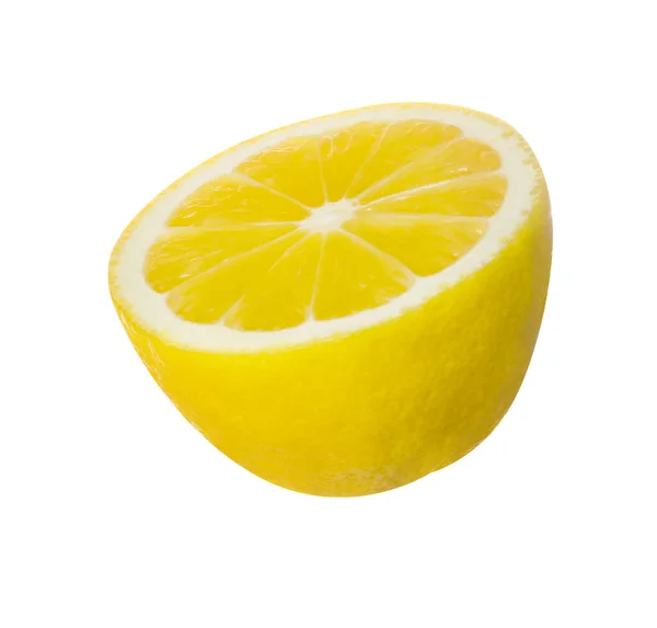 白で隔離された新鮮な熟したレモンの半分 — ストック写真