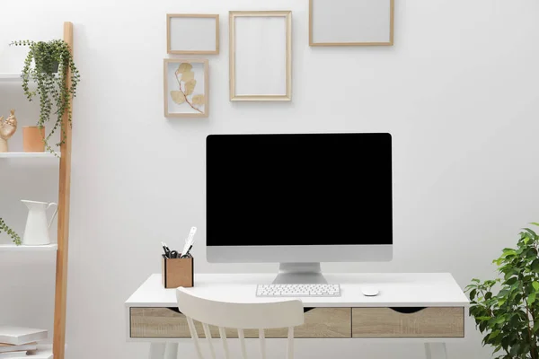 Gemütlicher Arbeitsplatz Mit Schreibtisch Stuhl Computer Und Pflanzen Hause — Stockfoto