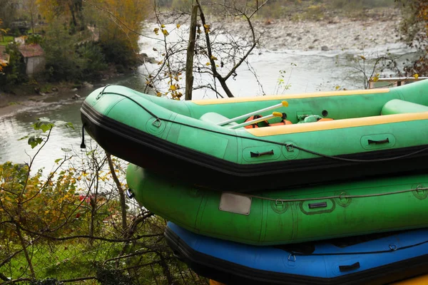 美丽河流附近的充气橡胶渔船 — 图库照片