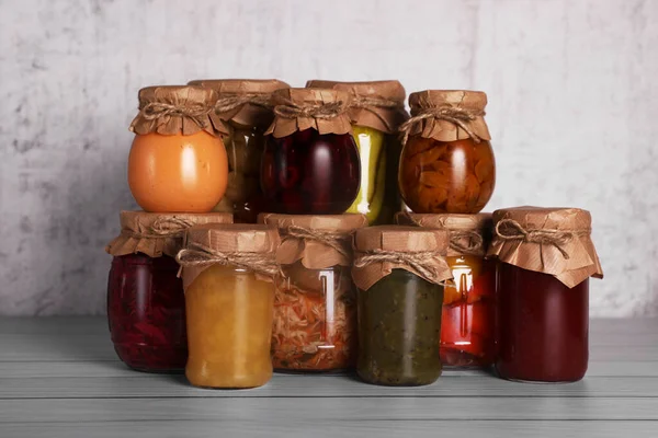 Vele Glazen Potten Met Verschillende Conserven Houten Tafel — Stockfoto