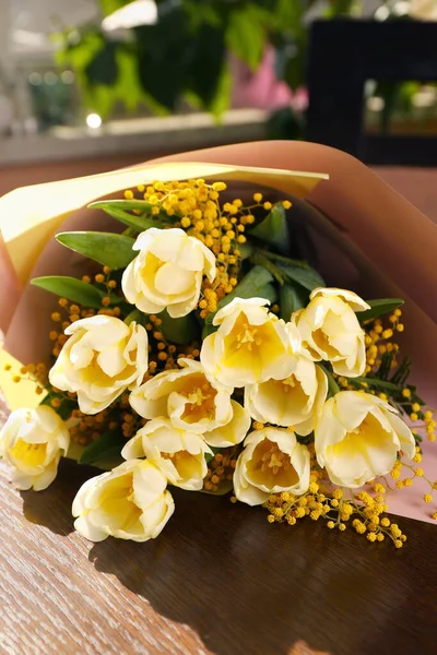 실내에 식탁에 아름다운 미모사 곁들인 꽃다발 — 스톡 사진