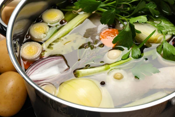 Pote Com Ingredientes Diferentes Para Cozinhar Caldo Saboroso Close — Fotografia de Stock