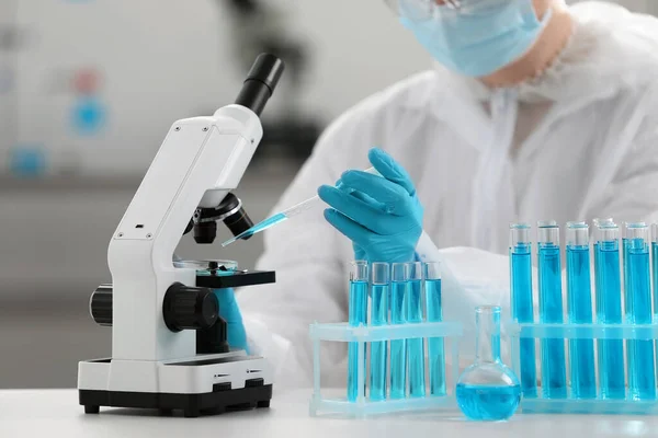 Científico Que Gotea Muestra Placa Petri Mientras Trabaja Con Microscopio — Foto de Stock