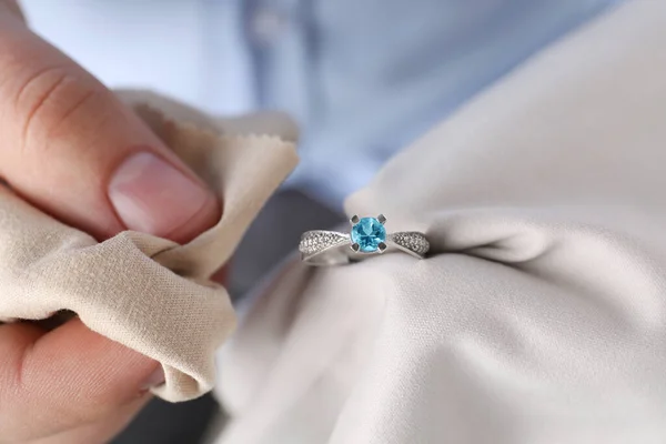 Juwelier Reinigt Topas Ring Mit Mikrofasertuch Nahaufnahme — Stockfoto