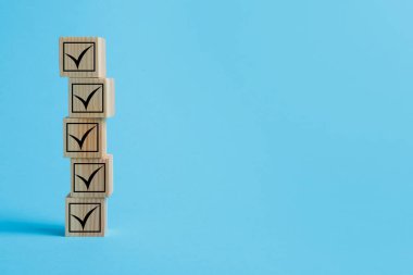 Açık mavi arka planda işaretli tahta küpleri istifledim. Metin için boşluk