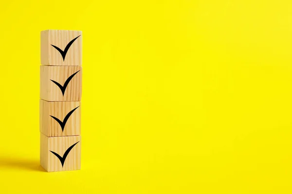 Gestapelte Holzwürfel Mit Häkchen Auf Gelbem Hintergrund Raum Für Text — Stockfoto