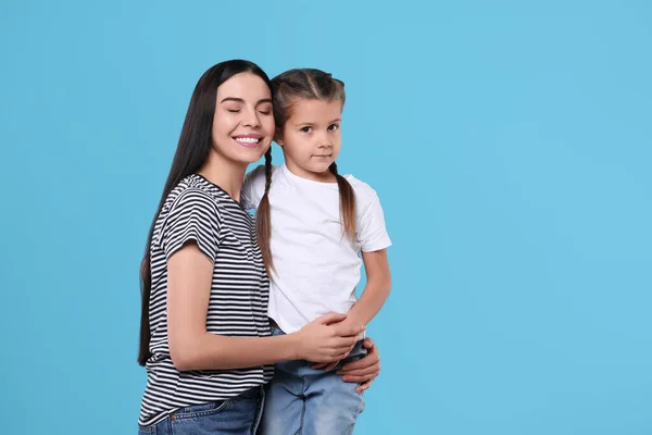 Mulher Feliz Com Sua Filha Bonito Fundo Azul Claro Espaço — Fotografia de Stock
