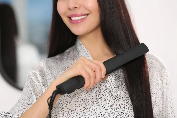 Happy Woman Using Hair Iron Indoors Closeup — Stock fotografie