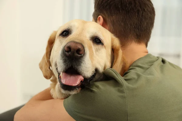 Homem Abraçando Seu Labrador Retriever Bonito Casa Visão Traseira — Fotografia de Stock