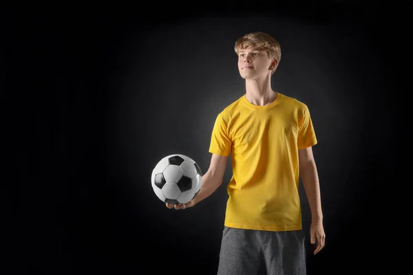 年轻的男孩 背景是黑色的足球 案文的篇幅 — 图库照片