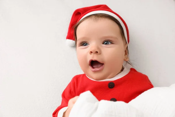 Schattige Baby Draagt Feestelijke Kerst Kostuum Wit Laken Bovenaanzicht — Stockfoto