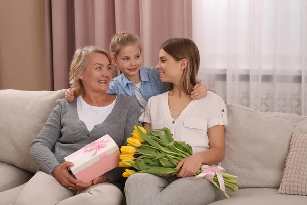 Niña Felicitando Mamá Abuela Con Flores Regalos Casa Feliz Día —  Fotos de Stock