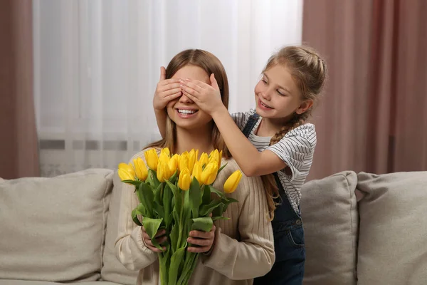Malá Dcerka Blahopřeje Mámě Kyticí Žlutých Tulipánů Doma Šťastný Den — Stock fotografie