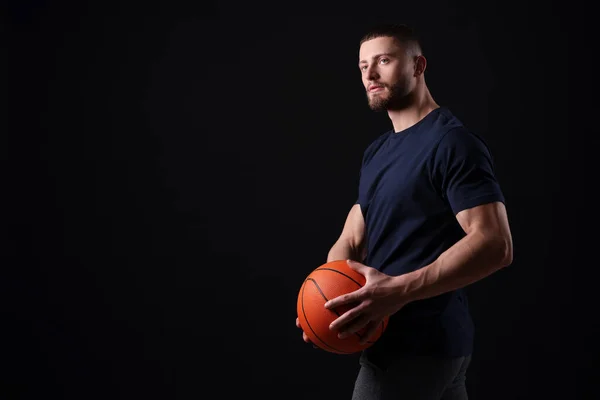 Pemuda Atletik Dengan Bola Basket Latar Belakang Hitam Ruang Untuk — Stok Foto
