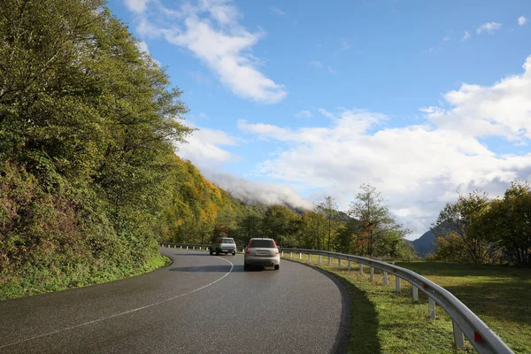 Pemandangan Jalan Yang Indah Dengan Mobil Pegunungan — Stok Foto