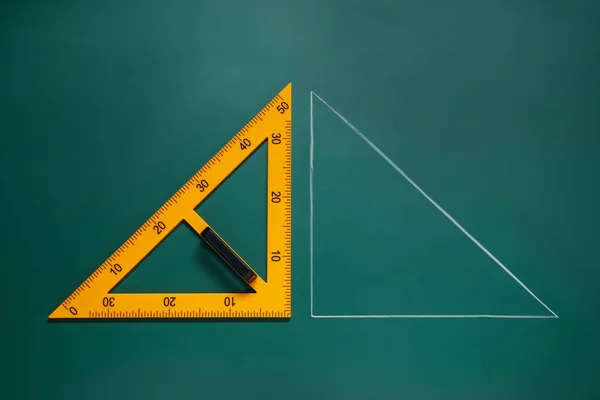 Régua Triângulo Desenhado Com Giz Placa Verde Vista Superior — Fotografia de Stock