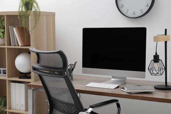 Arbeitsplatz Mit Schreibtisch Stuhl Und Computer Hause — Stockfoto