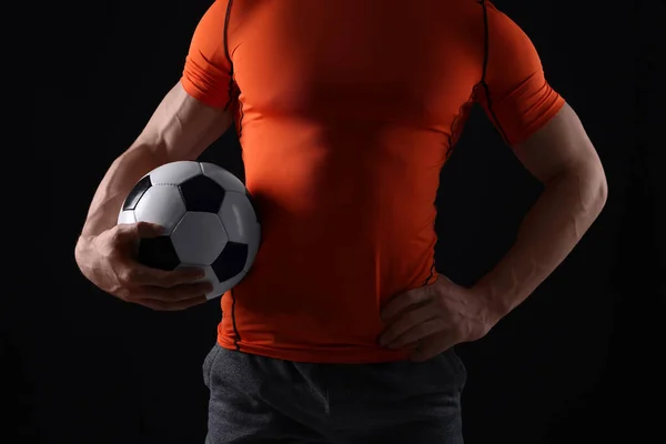 Athletischer Mann Mit Fußball Auf Schwarzem Hintergrund Nahaufnahme — Stockfoto