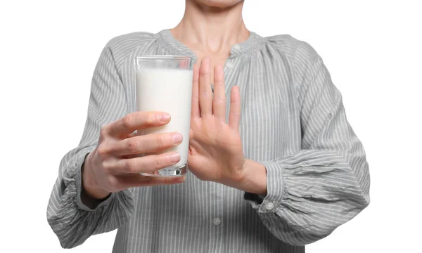 白を背景に乳糖不耐症に苦しむ牛乳のガラスを持つ女性 クローズアップ — ストック写真