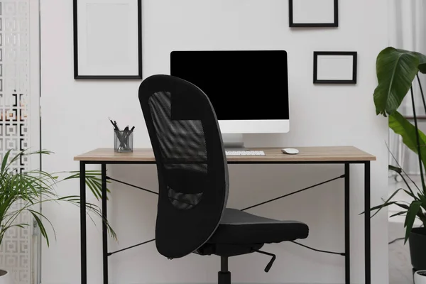 Bekväm Kontorsstol Nära Skrivbord Modern Arbetsplats — Stockfoto