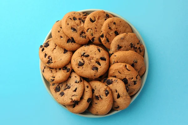 Ciotola Deliziosi Biscotti Cioccolato Sfondo Azzurro Vista Dall Alto — Foto Stock