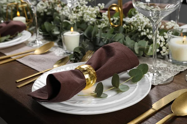 节日晚餐的餐桌布置时尚典雅 — 图库照片