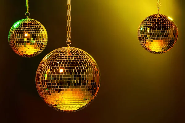 Bolas Brilhantes Brilhantes Discoteca Sob Luzes Coloridas — Fotografia de Stock