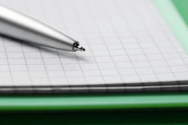 Ballpoint Pen Papier Vellen Groene Achtergrond Close — Stockfoto