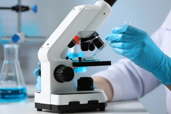 Vetenskapsman Droppande Prov Petri Skålen Medan Arbetar Med Mikroskop Laboratorium — Stockfoto