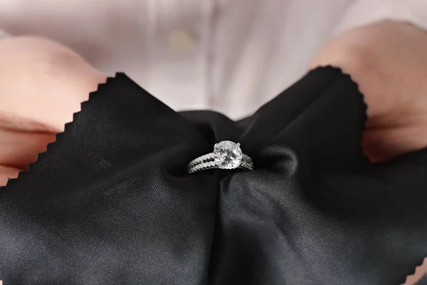 Smycken Rengöring Diamant Ring Med Microfiber Tyg Närbild — Stockfoto