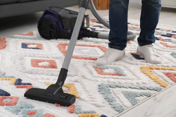 Mann Putzt Teppich Hause Mit Staubsauger Nahaufnahme — Stockfoto