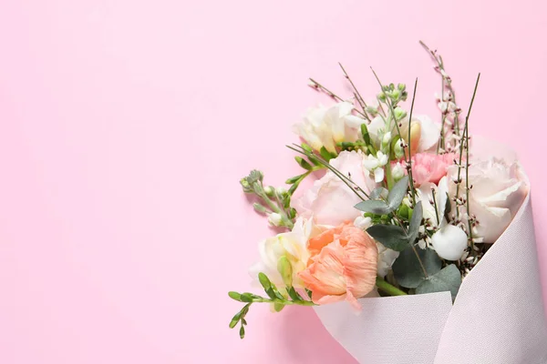Ramillete Hermosas Flores Sobre Fondo Rosa Vista Superior Espacio Para —  Fotos de Stock